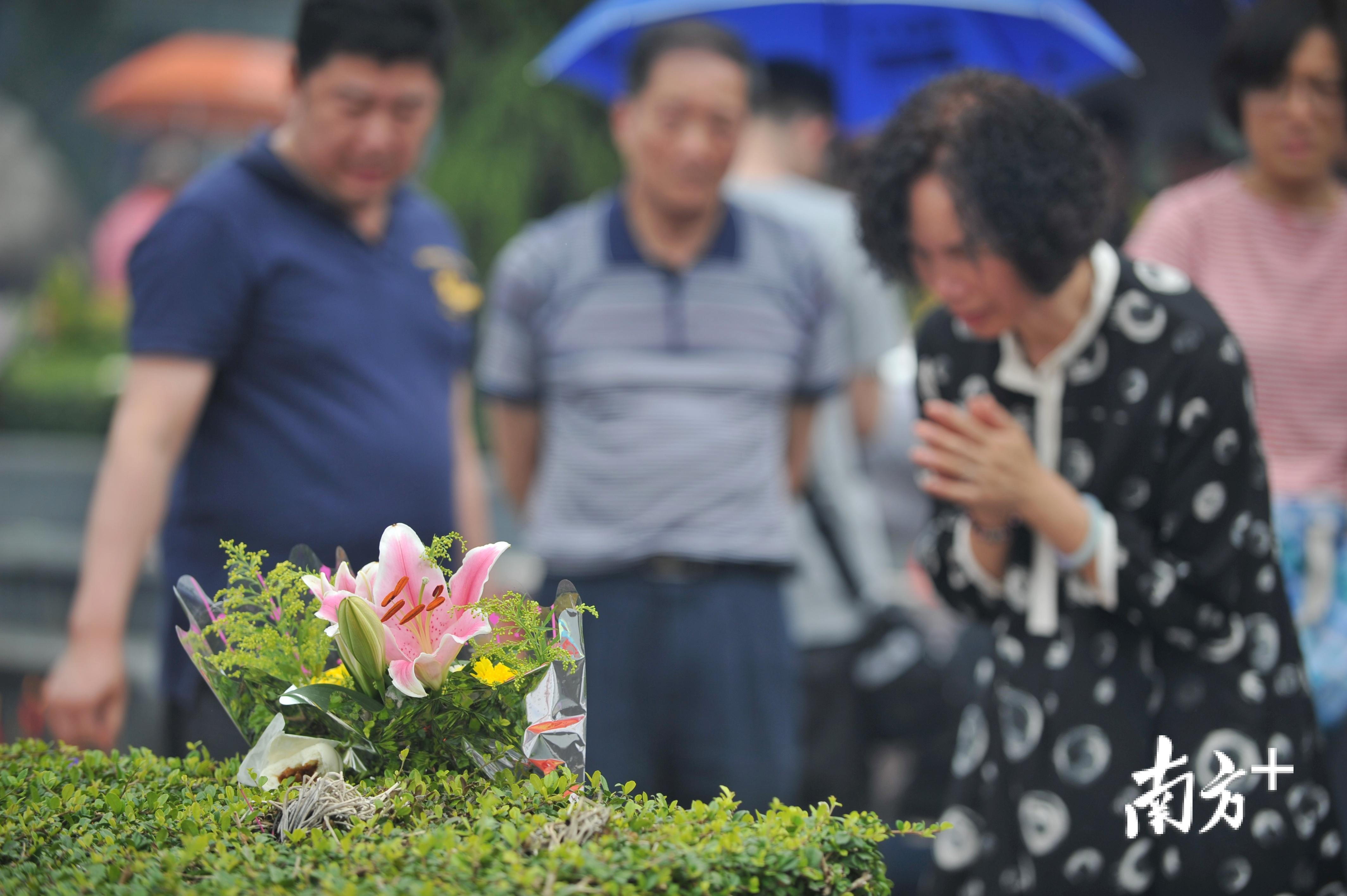 逝者已矣，生者如斯。我们思念逝去的亲人，也不要忘了对今后的人好。图为市民虔诚地双手合十拜祭
