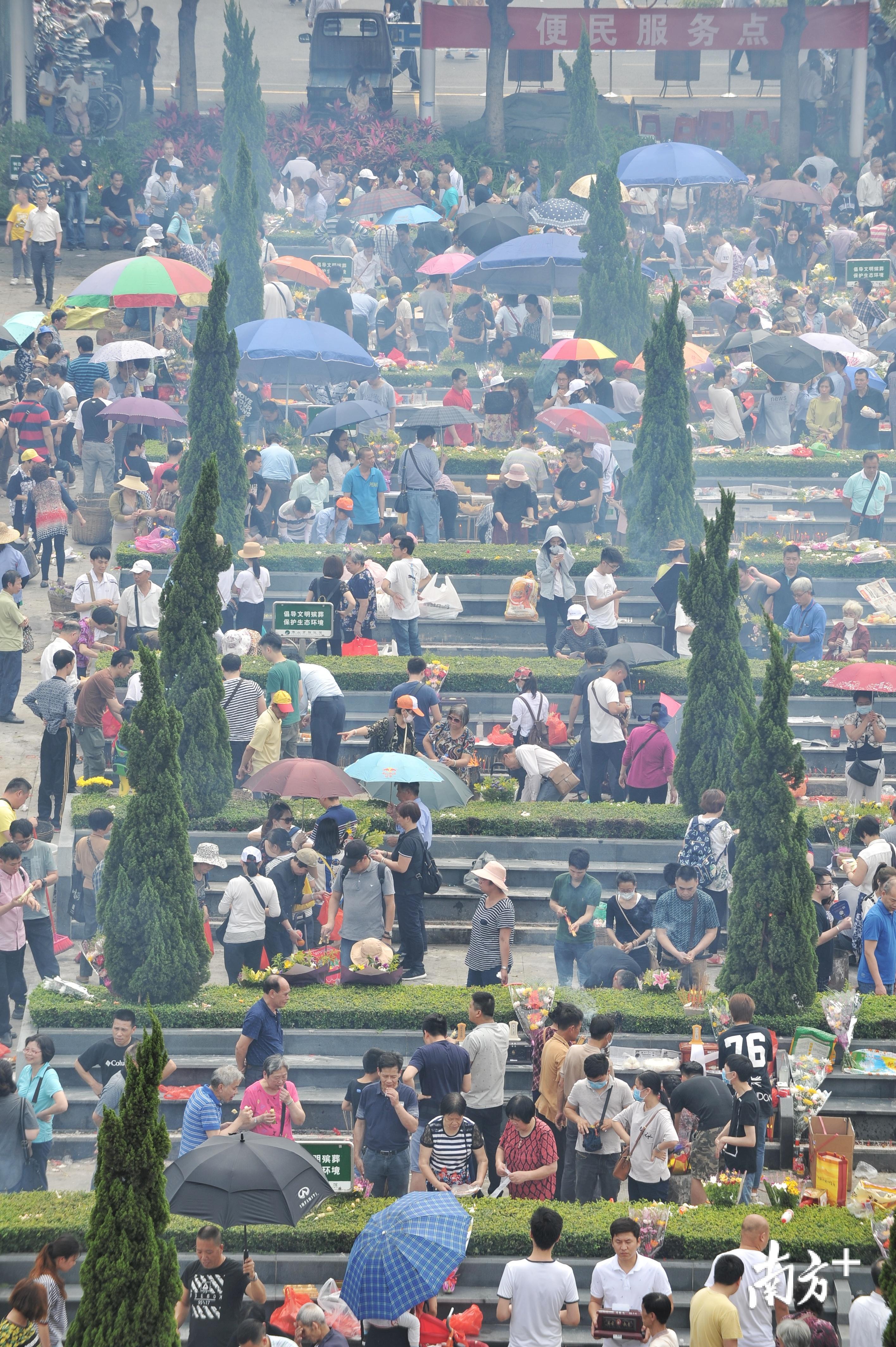 佛山殡仪馆迎来了众多前来拜祭的市民，现场烟雾弥漫。