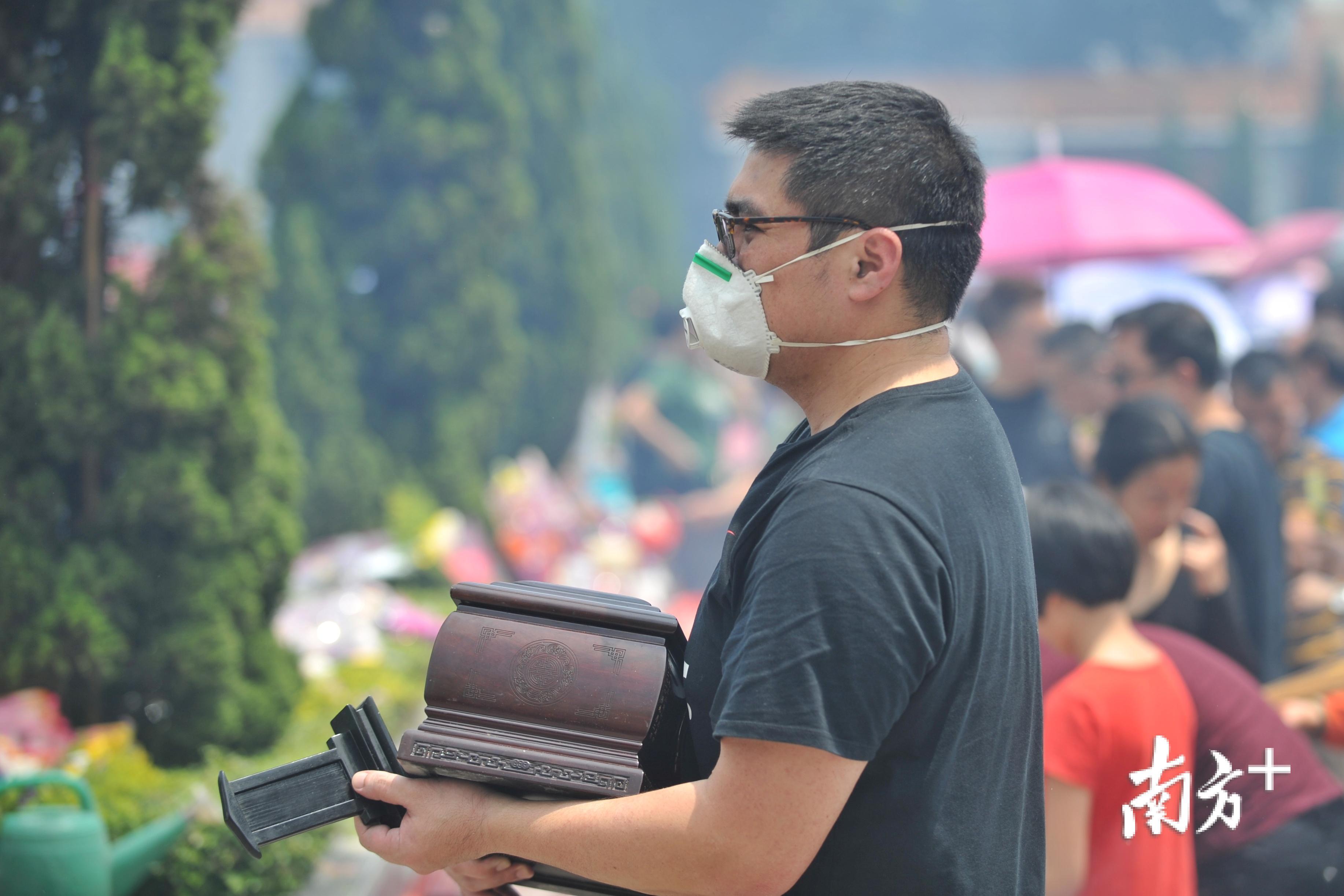行正清的人太多，现场烟雾缭绕。在佛山殡仪馆，前来拜祭的市民把防霾的专业口罩都戴上了。