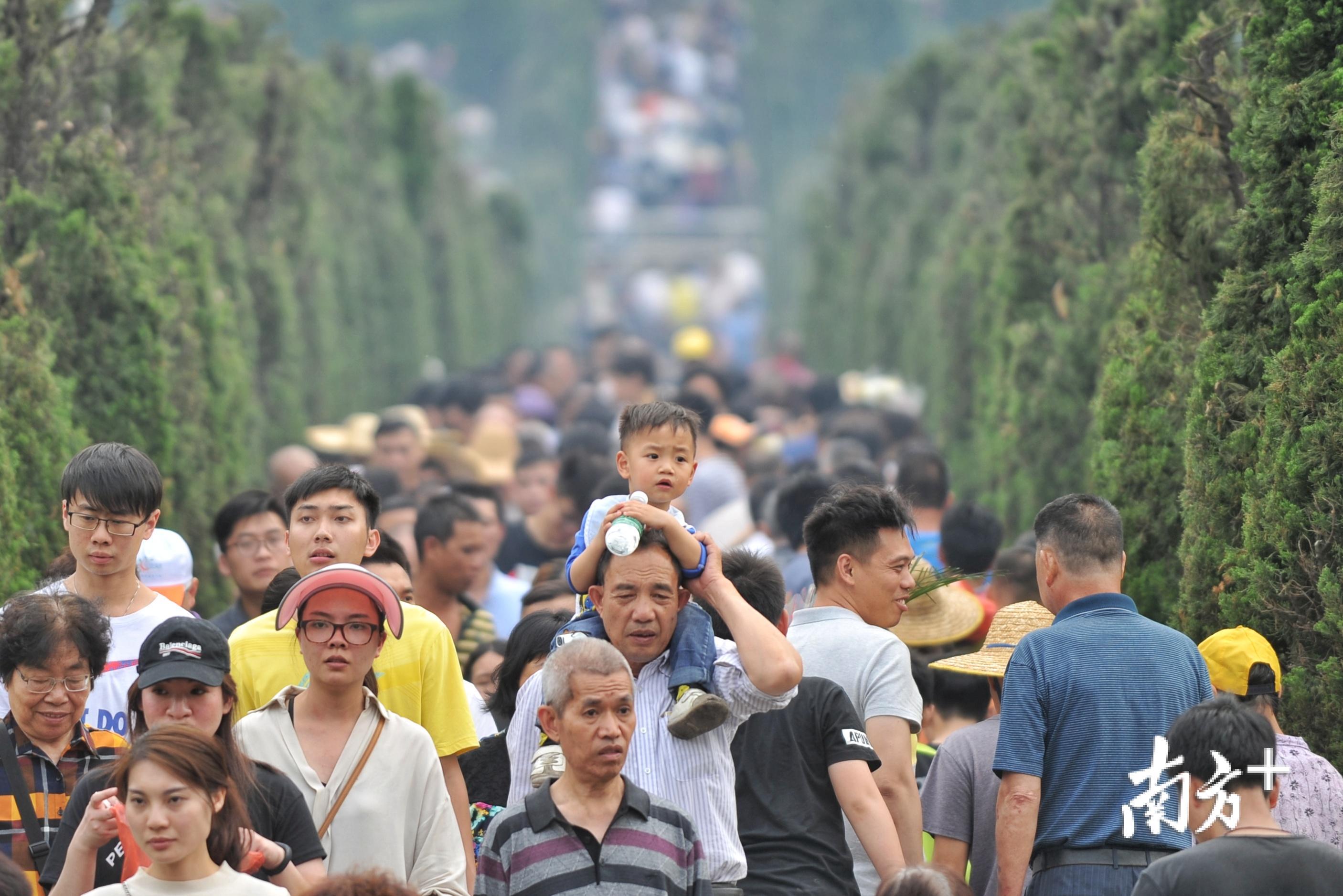 人头涌涌的墓园。