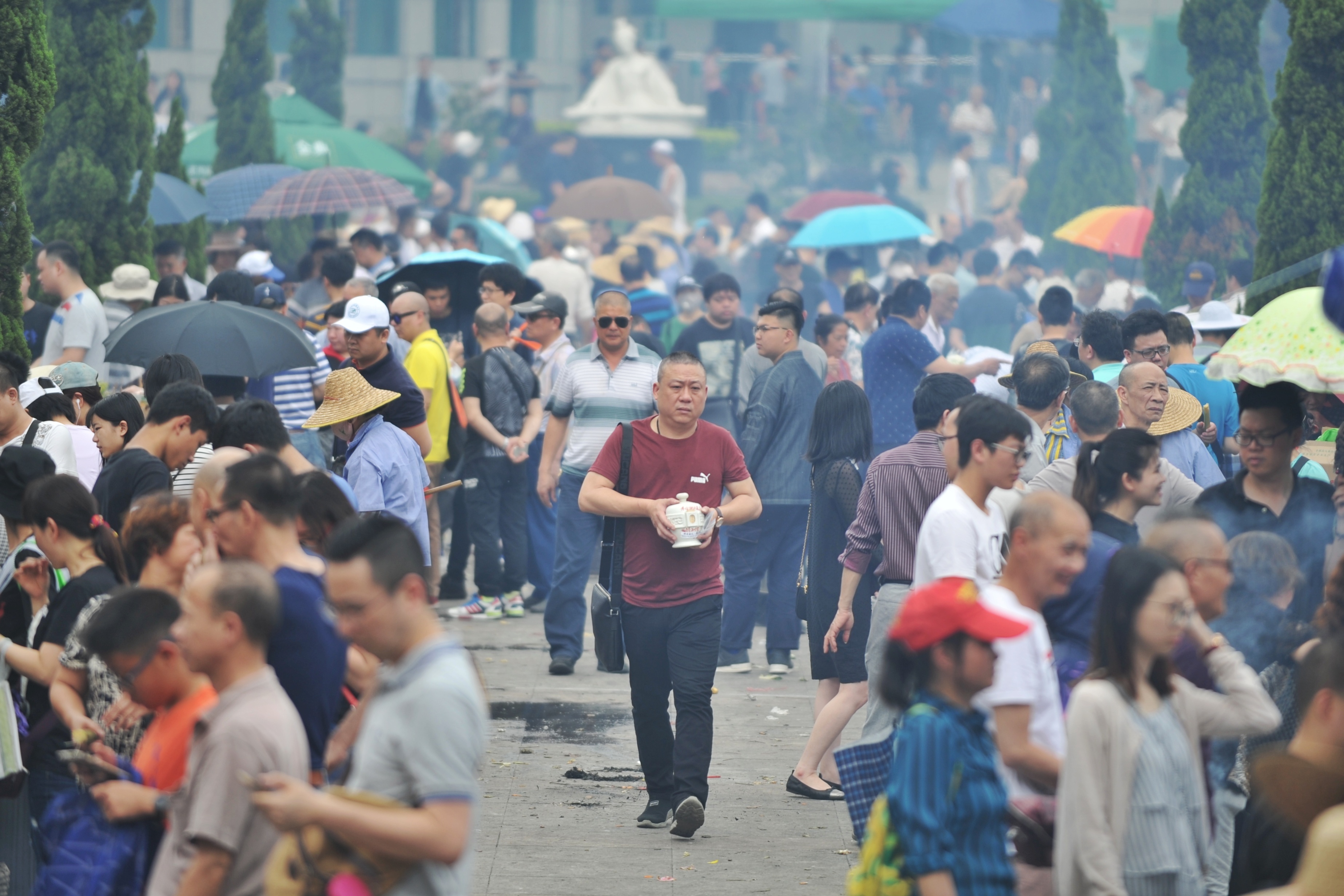 在佛山殡仪馆，市民把骨灰盅取出进行拜祭。