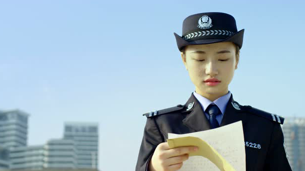泪目!还未出生父亲已牺牲,24年后她成为南海警察,为父亲写下这首歌