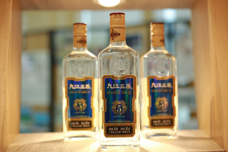 展架上摆设的九江三蒸酒，现代感玻璃酒瓶。