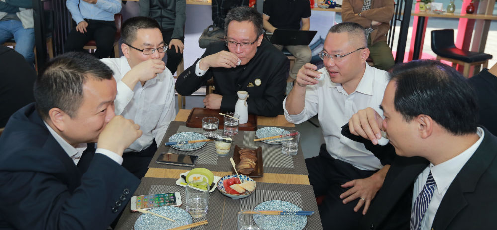 来宾在大师的指导下尝试品“崔心酿”。