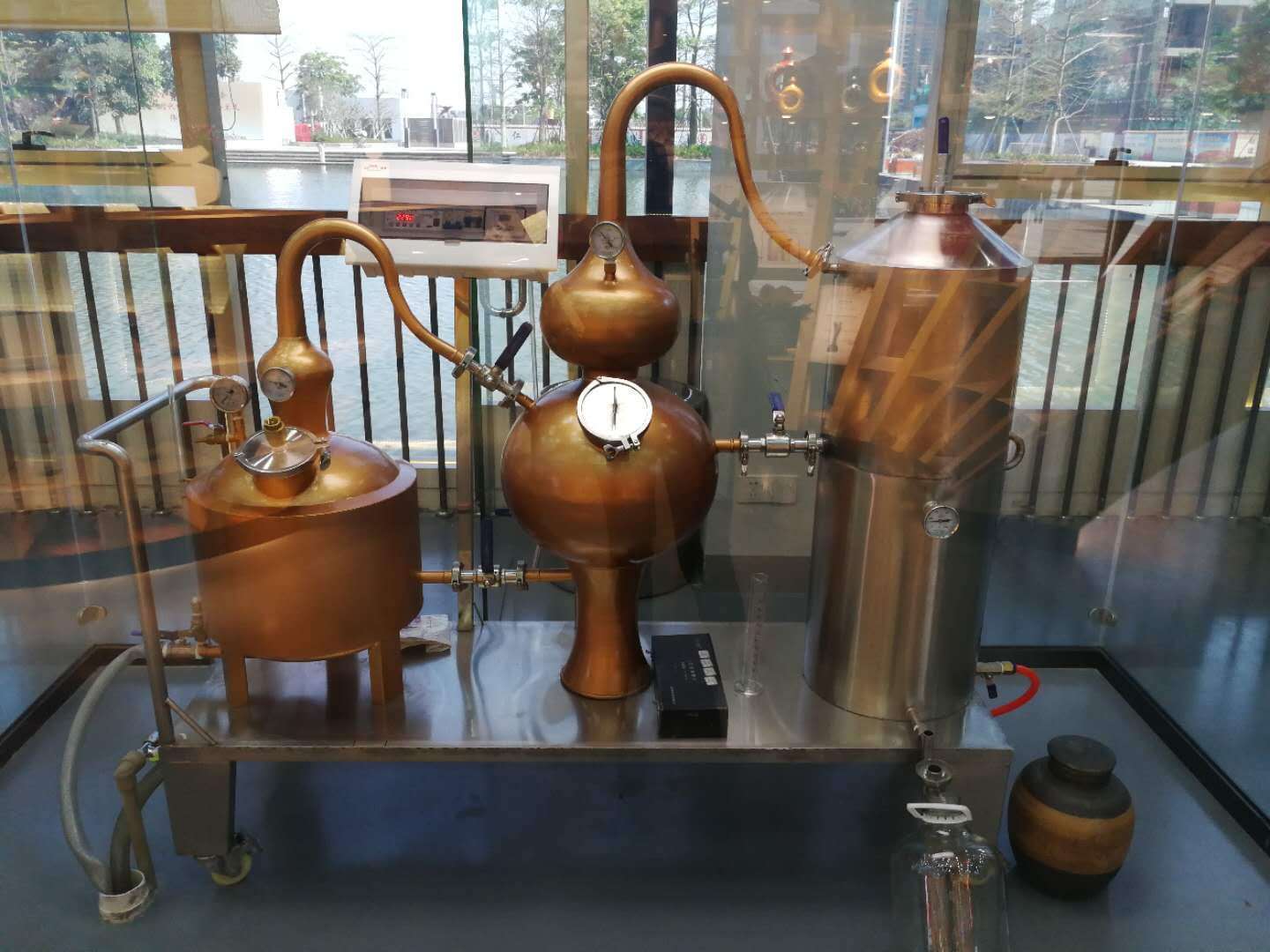 体验馆内陈设的蒸馏器，