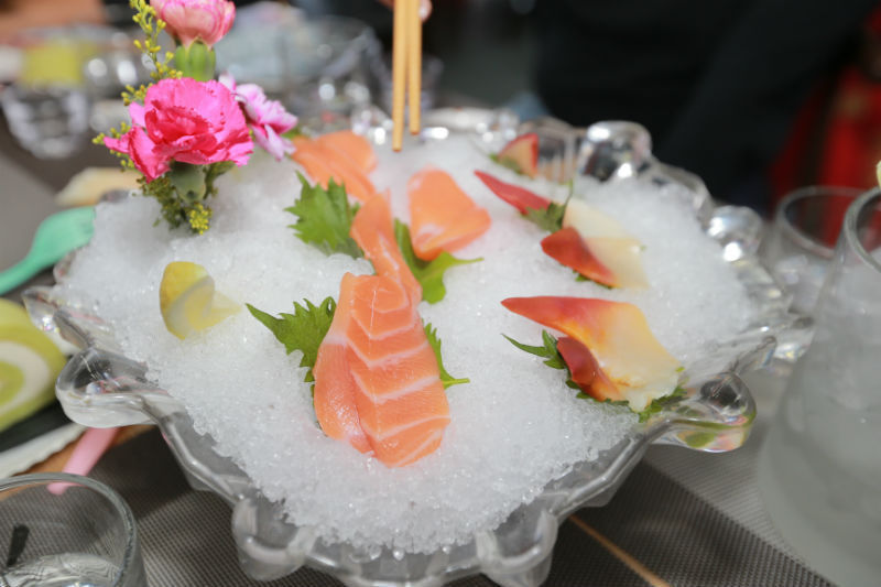 现代人饮食讲究口味也讲究卖相，这款酒搭配摆盘漂亮的生鱼片，赏心悦目。