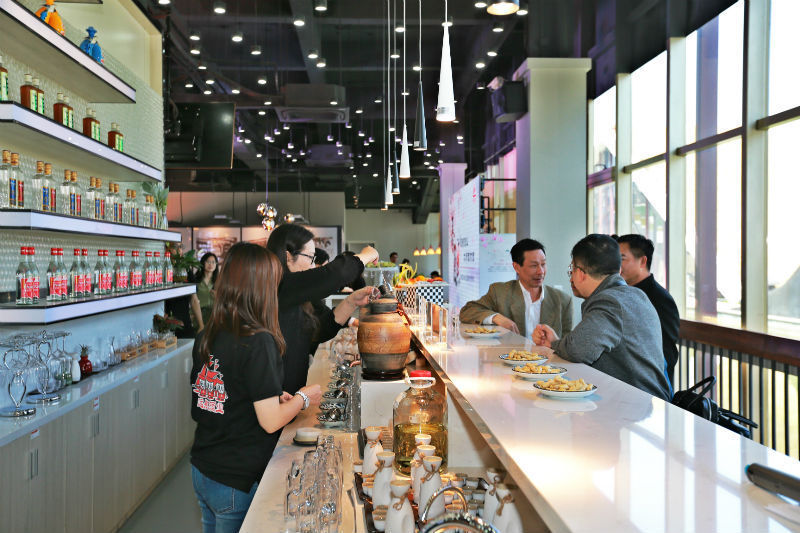 大师体验馆一角，人们在这里可尝试多种九江酒。