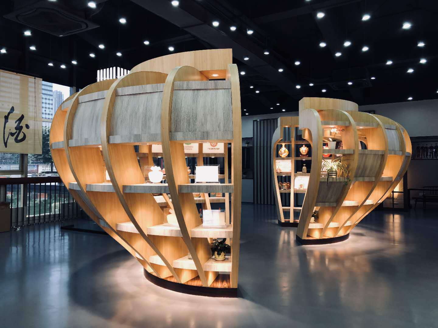 极具设计感的半圆形展架。