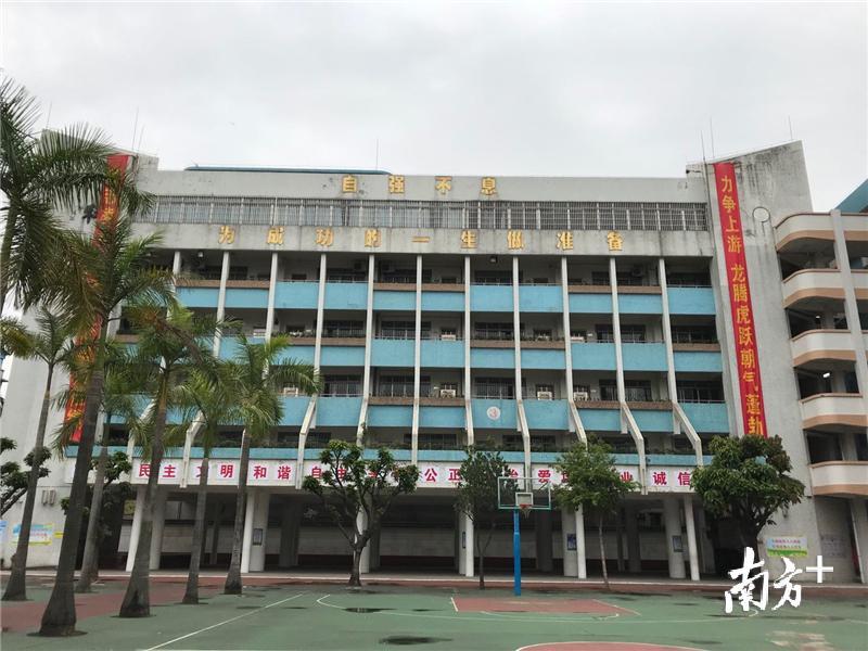 江门市华侨中学的校训“自强不息, 为成功的一生做准备”，通俗易懂。杨兴乐 摄