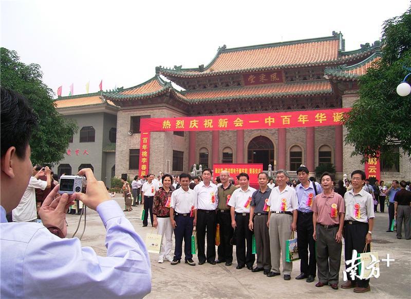 新会一中百年校庆时，校友纷纷回校相聚。杨兴乐 摄