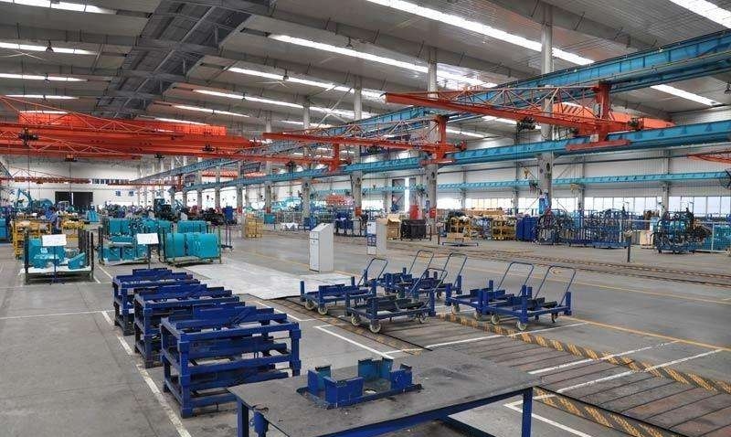 山河智能挖掘机生产车间，干净整洁，零件设备拜访有序。