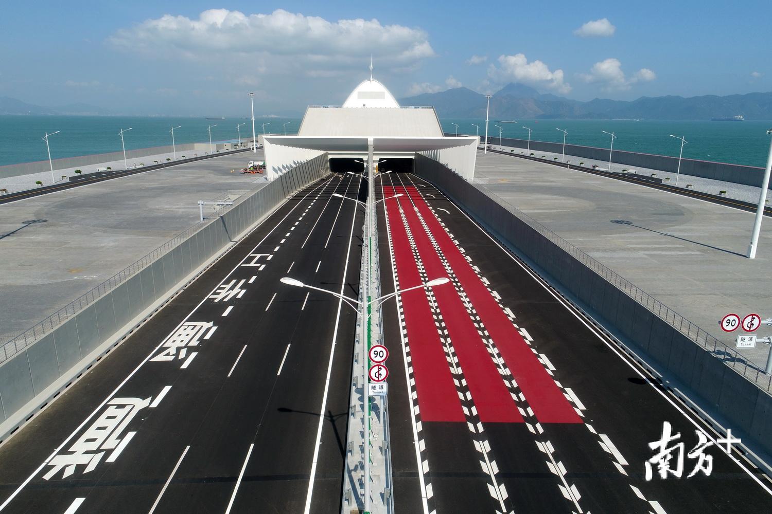 港珠澳大桥透明隧道图片
