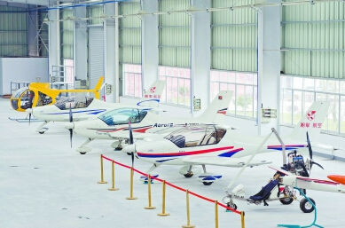 株洲市芦淞区五里墩乡山河智能航空产业基地，各种类型的飞机一字排开。