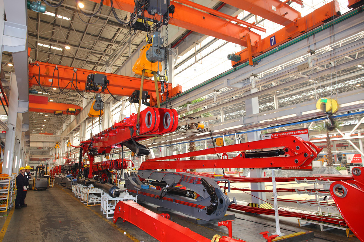 在三一重工股份有限公司的泵车生产线上，几名工人正在进行泵车部件安装。三一重工供图