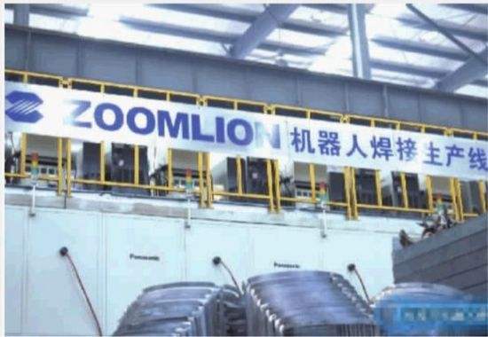 中联重科打造智慧工厂，机器人焊接生产线几乎无需人力控制。图片来源于网络