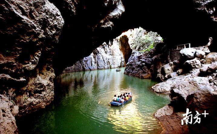 世界地质公园、国家AAAA级旅游景区织金洞-罗园 摄