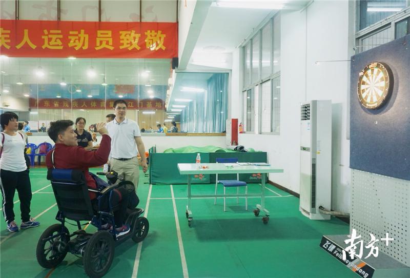 残疾人运动员体验飞镖等体育项目。郑琦 摄 残疾人运动员体验飞镖等体育项目。郑琦 摄
