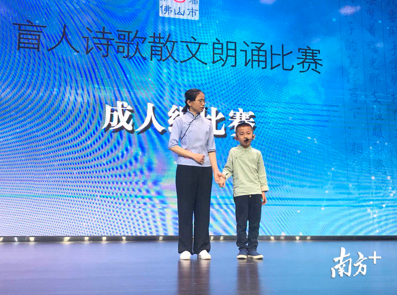 参赛选手在舞台朗诵。李楠 摄 参赛选手在舞台朗诵。李楠 摄