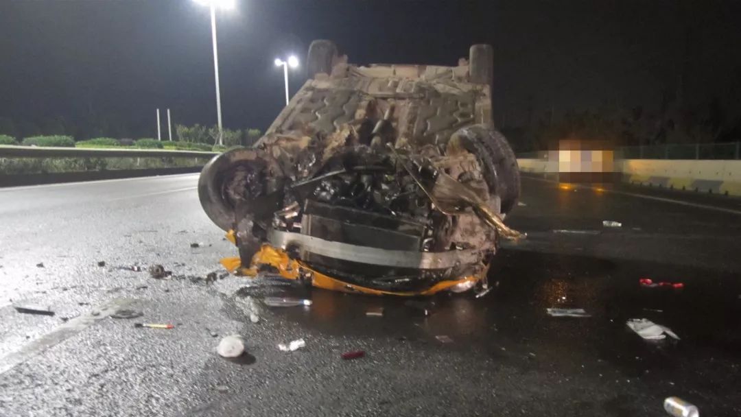 中山女司机半夜翻车,三女被困,好友前来救人却被抓走