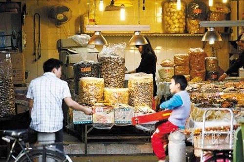 1946年,一德中路甚至还诞生了广州市的咸鱼商业协会,可见咸鱼业在当时的重要地位。 1946年,一德中路甚至还诞生了广州市的咸鱼商业协会,可见咸鱼业在当时的重要地位。