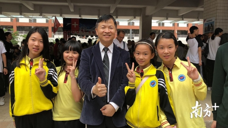黄新古与学生合影。南方+记者 朱苏娇 摄