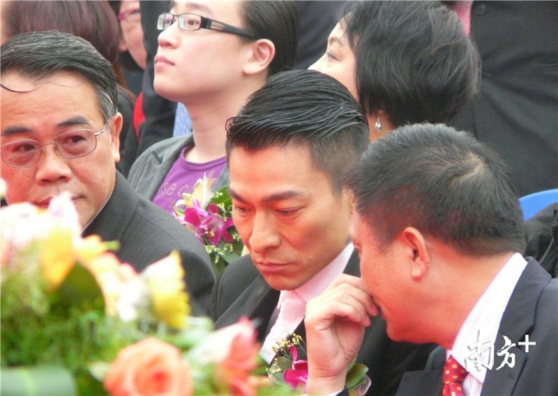 2010年江门星光公园揭幕，时任江门市委书记和市长，一左一右陪同。杨兴乐 摄