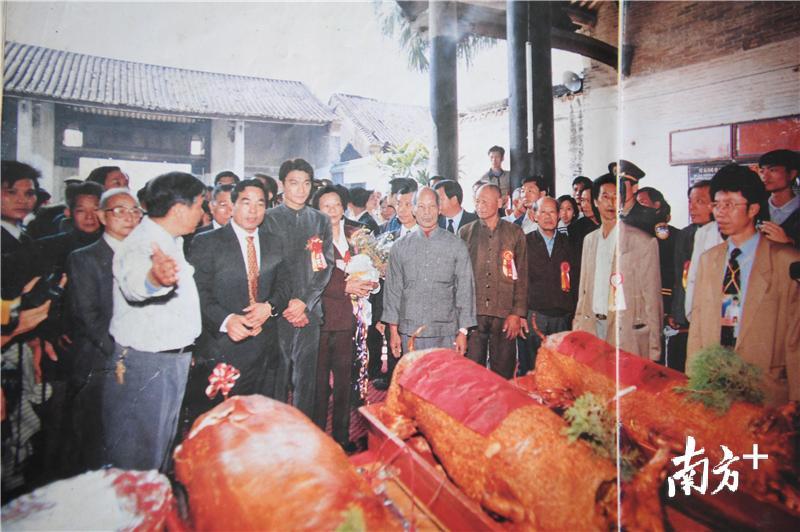刘德华1997年回乡，在刘氏祠堂祭拜祖先。