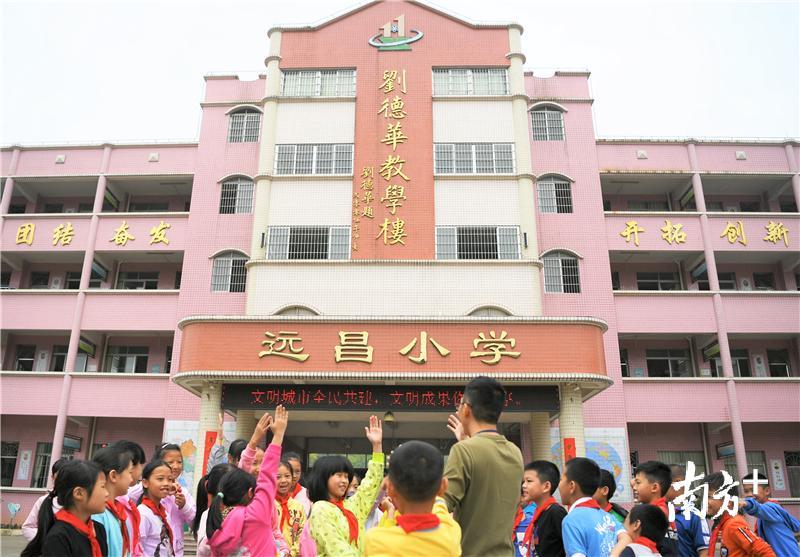 会唱刘德华的歌吗？孩子们纷纷举手，大声说“会”。杨兴乐 摄