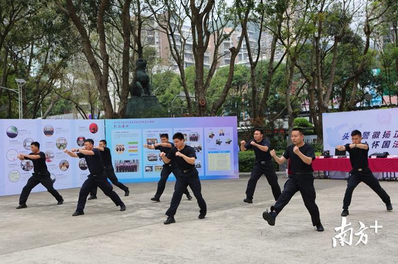 警队探秘则让市民近距离领略了司法警察的英姿和雄风。 
