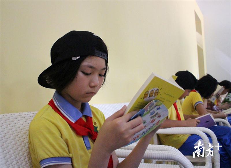 学生在冰心奖儿童图书馆内读书。戴惠甜 摄