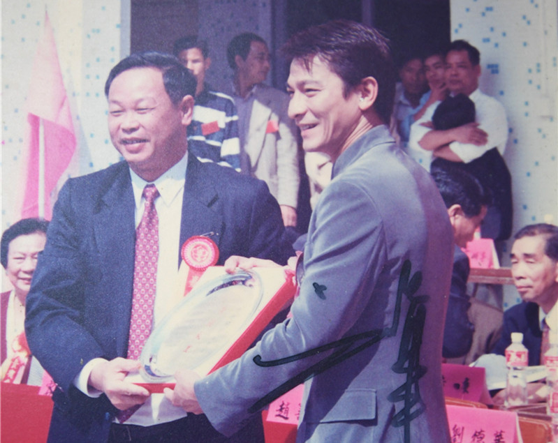 1997年刘德华返乡，村民刘胜枝至今仍保留着刘德华的签名照。杨兴乐 摄