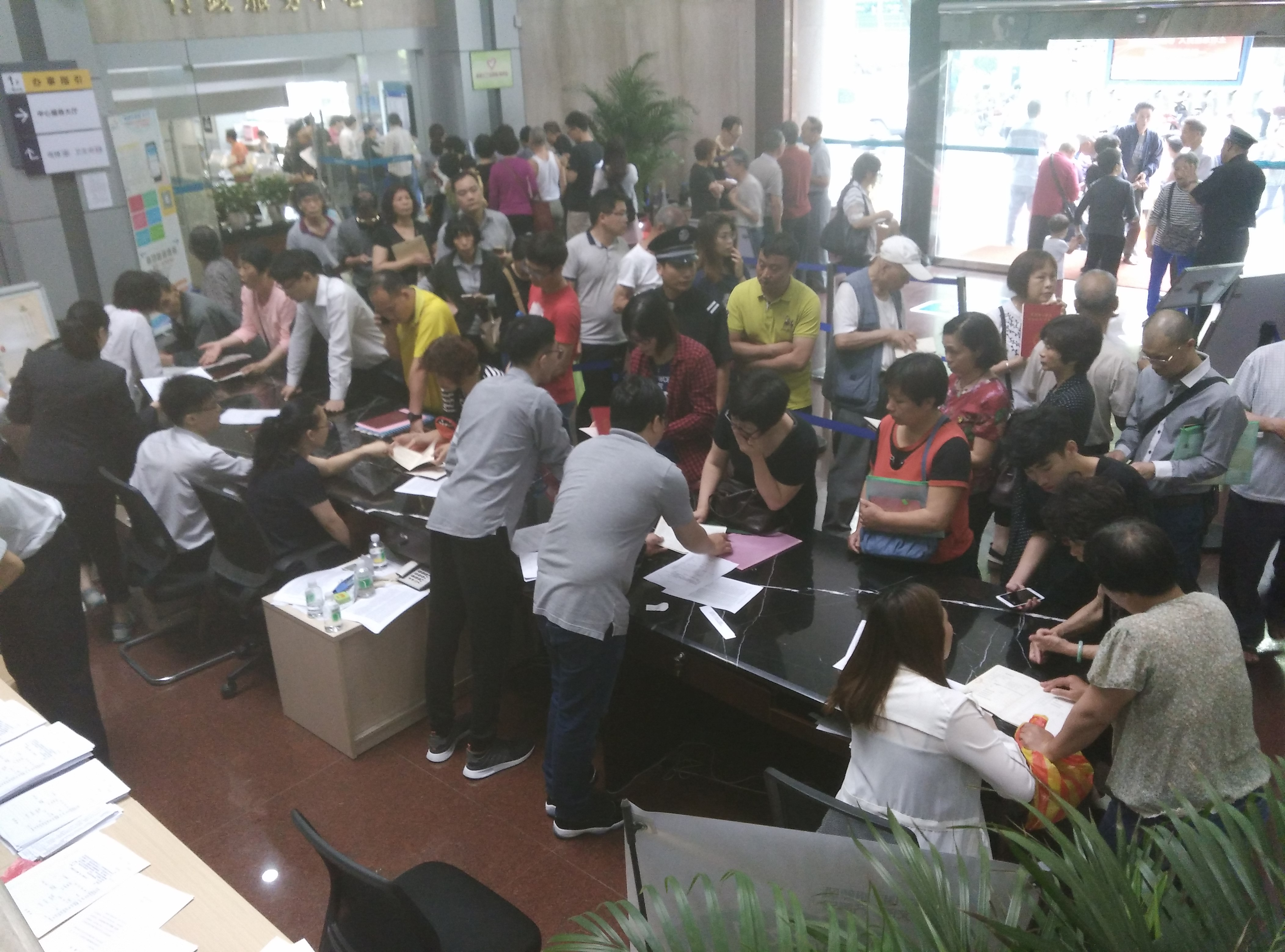 大良街道行政服务中心,挤满了来办证咨询的市民。尹辅华/摄 大良街道行政服务中心,挤满了来办证咨询的市民。尹辅华/摄