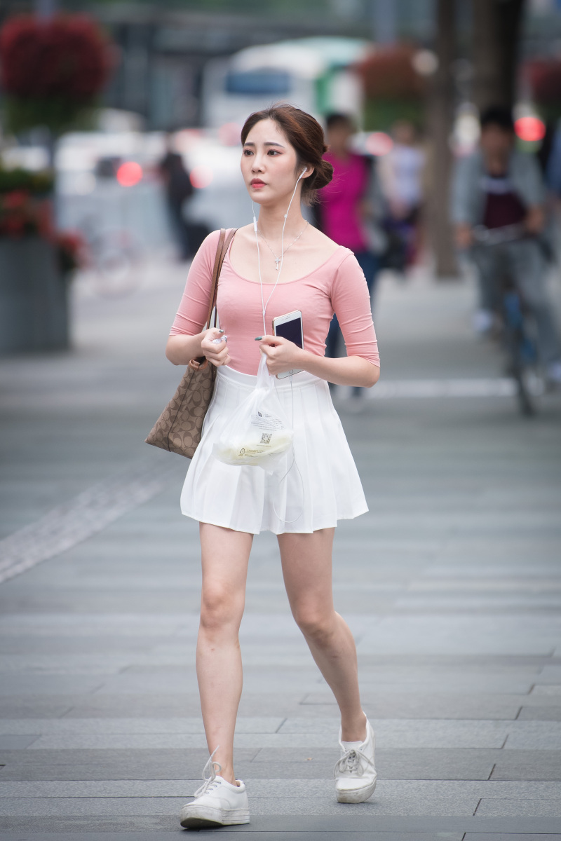 广州街头美女长裤这么搭,也是美得不要不要的
