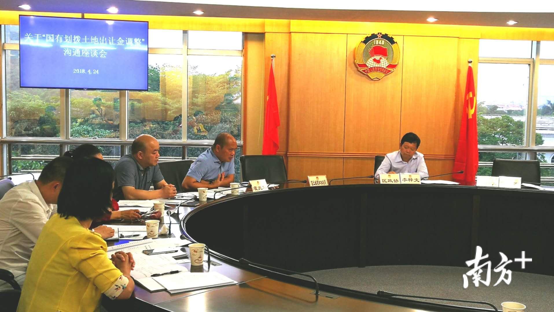 霍兆华与顺德区政协委员面对面交流焦点问题。 霍兆华与顺德区政协委员面对面交流焦点问题。
