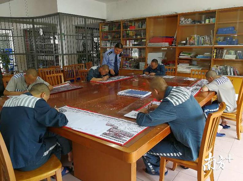 监狱内创作剪纸《清明上河图》