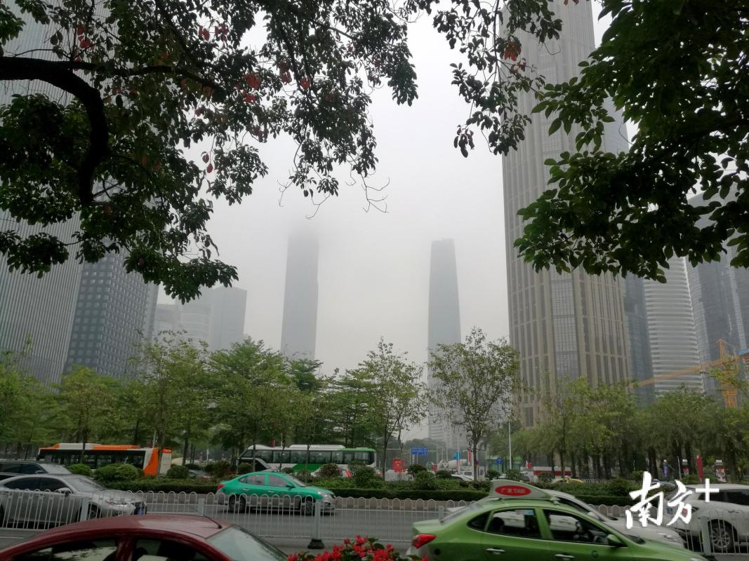 連續幾日的陰雨天氣,讓廣州溼透了身,加上雨霧繚繞,整個羊城籠罩在