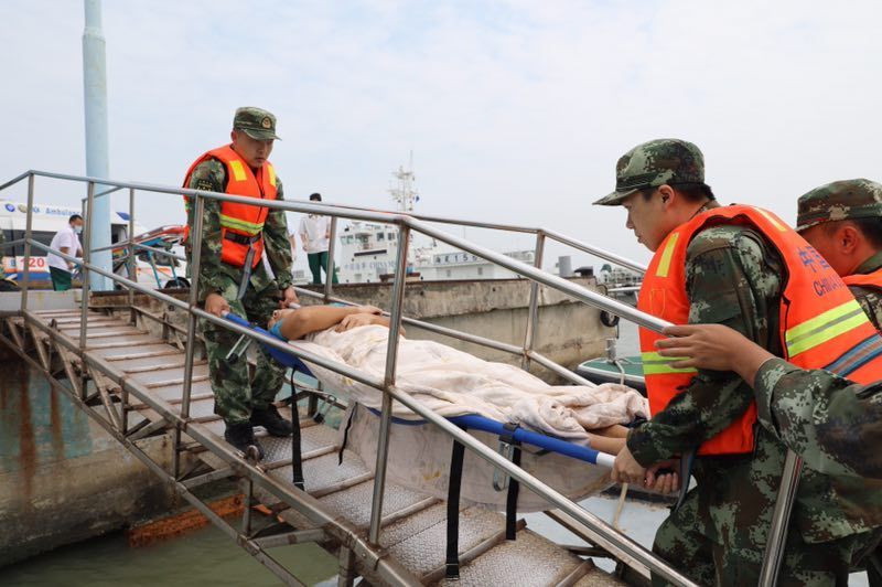 漁民海上作業下身受傷,幸好海警及時救援