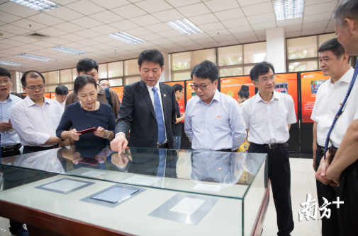 广东省省委宣传部蒋斌副部长参观马克思展览