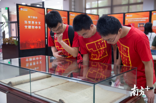 中大学生正在参观展览