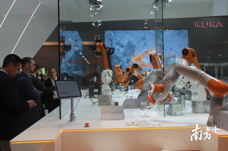 2018汉诺威工博会上，库卡机器人展位成为全场瞩目的焦点。蒋晓敏摄
