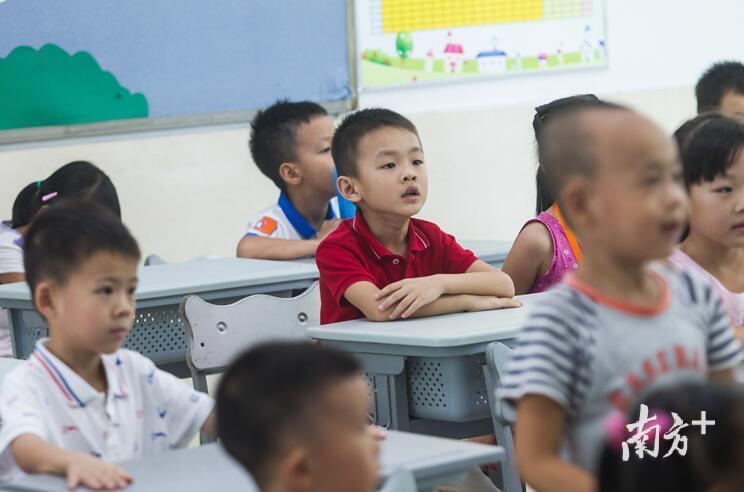 5æ2æ¥ï¼ä¸èå¸2018å¹´ç§¯åå¥å­¦ç³æ¥æ­£å¼å¯å¨ãå¾ä¸ºä¸èæ¾å±±æ¹å®éªå°å­¦ï¼ä¸å¹´çº§çå­¦çå¨ä¸è¯¾ãåæ¹æ¥æ¥è®°è å­ä¿æ° æ 