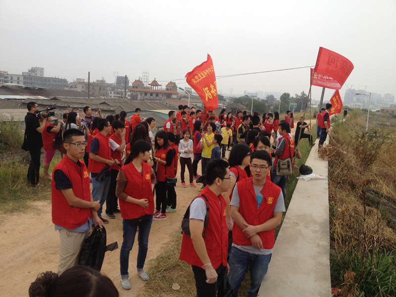 湖厦村青年协会南堤清理垃圾。