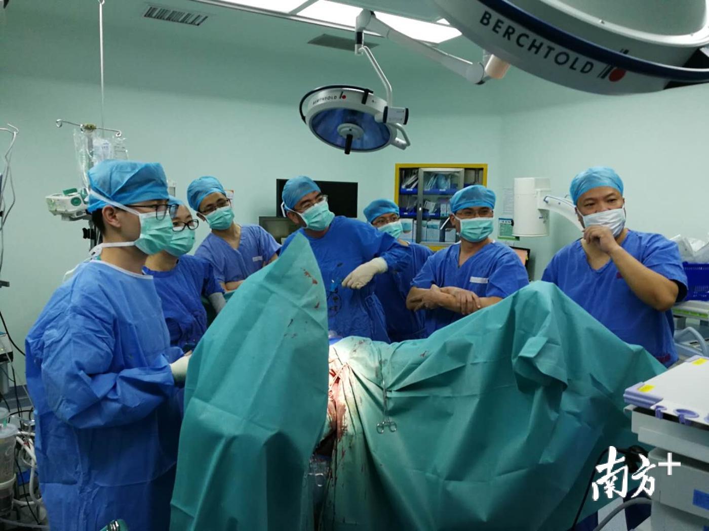 妇科团队正在实施手术