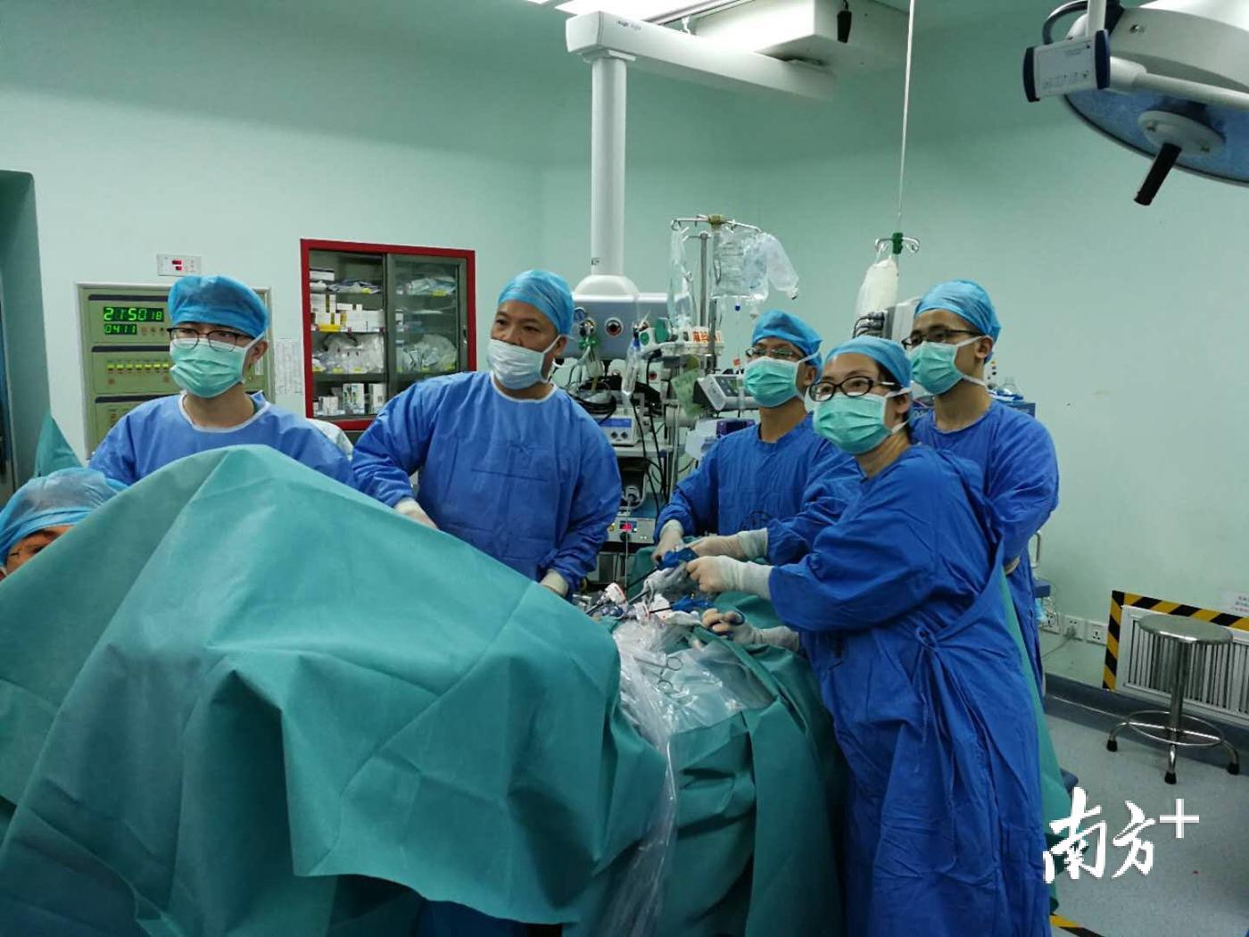 该院妇产科主任王薇团队与胃肠外科黄炯强团队联合实施手术