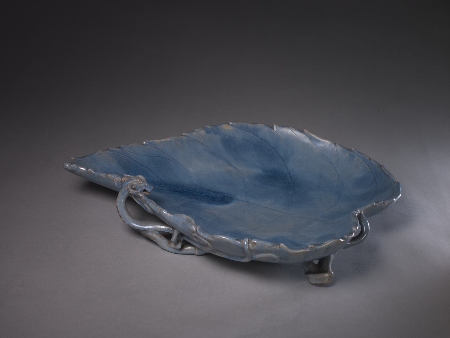 蓝釉楸叶式洗。