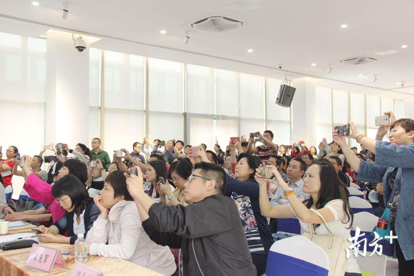 4月22日佛山专场宣讲，三所省内外知名高校现场宣讲，家长争相拍下招考资料。