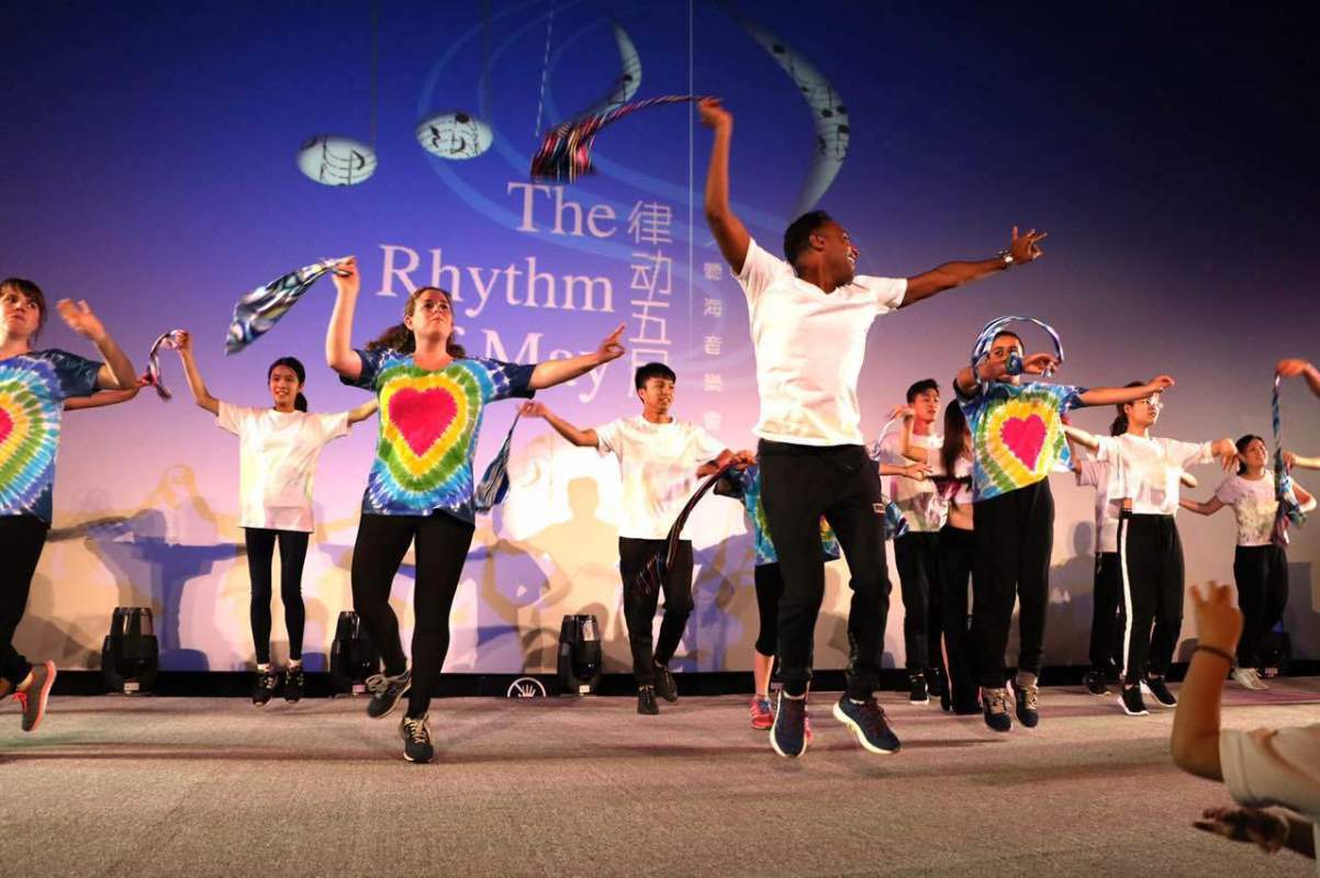 广以的师生和教职员工献演的舞蹈“嗨”翻全场。