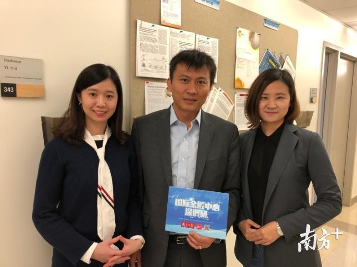 调研团记者在斯坦福大学与崔屹合影。