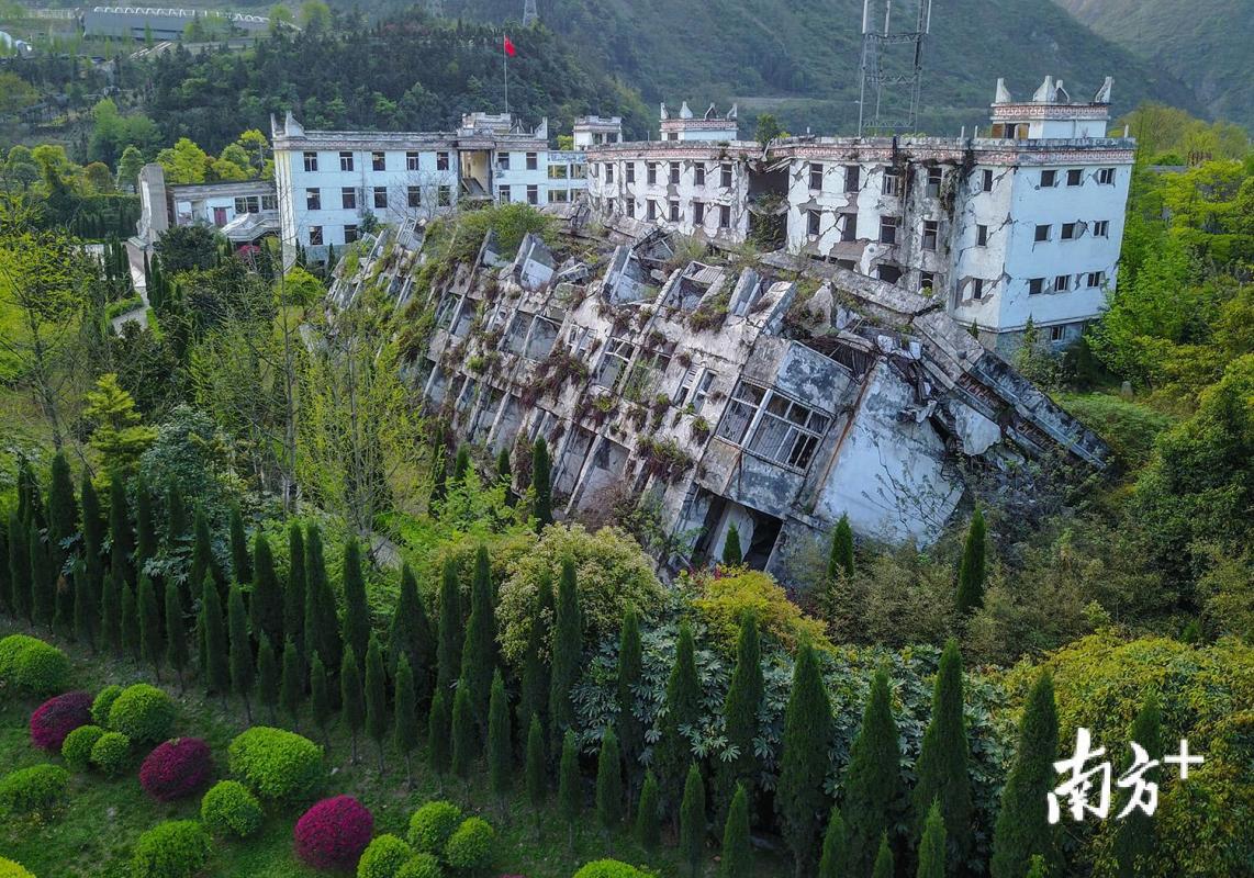 如今,映秀漩口中學遺址外圍已被綠化帶覆蓋.