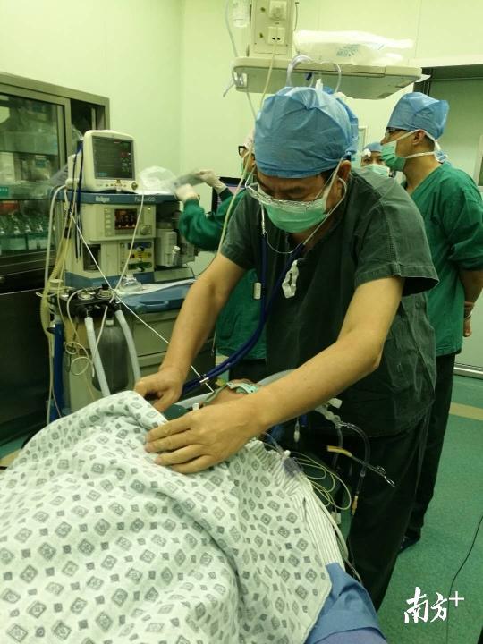 赵子文教授为患者术前做最后评估